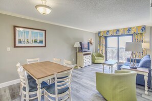 Leilighet (3 Bedrooms) | Oppholdsområde | TV