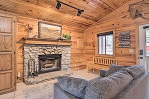 Living area - 'owl's Nest' Couple's Retreat: Steps to Lake! (Pittsburg)