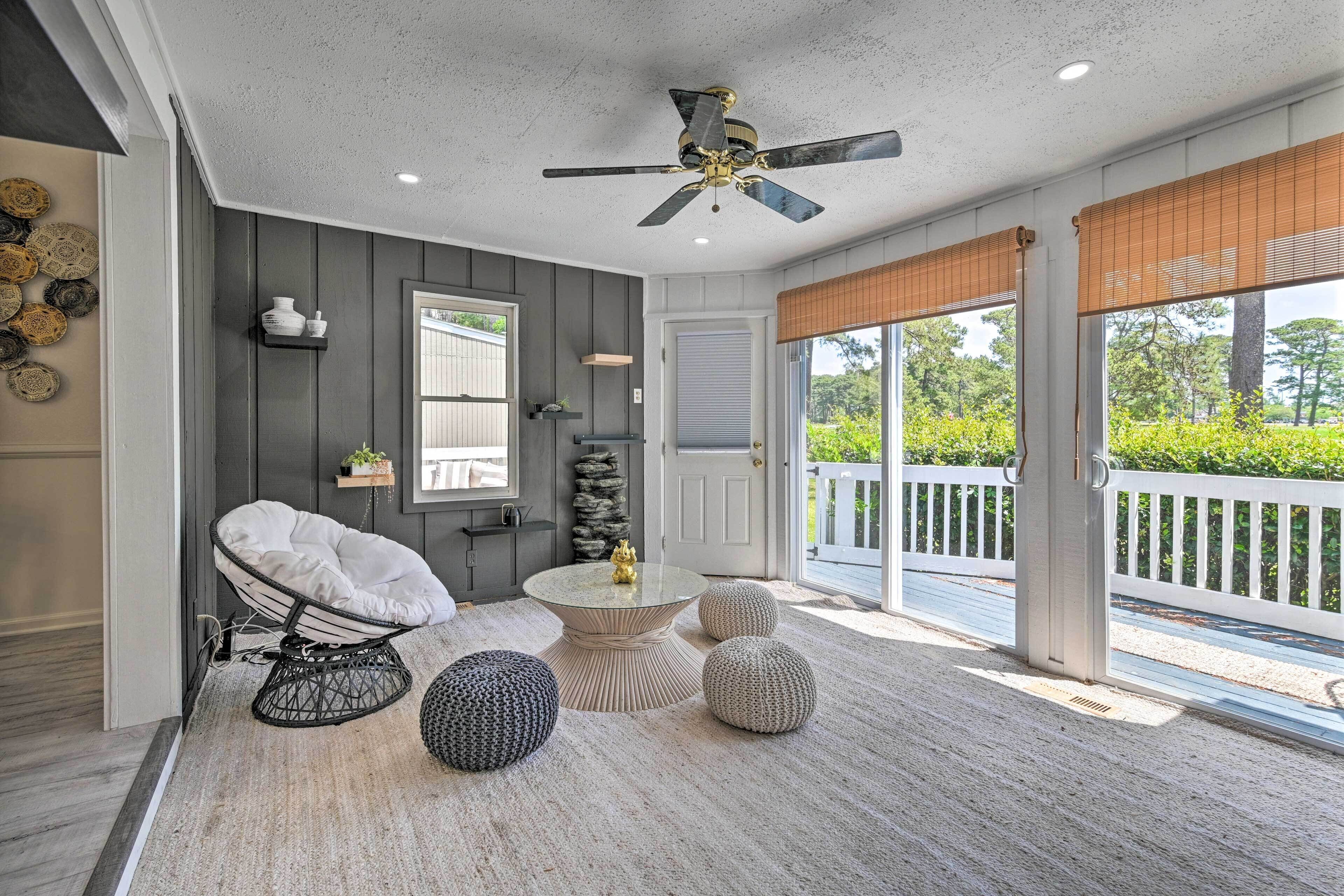 Myrtle Beach Golf Course Escape ~ 2 Mi to Beach!