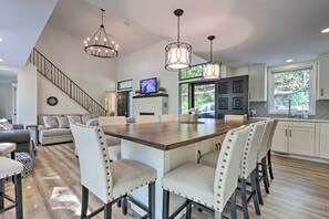 House (5 Bedrooms) | Interior