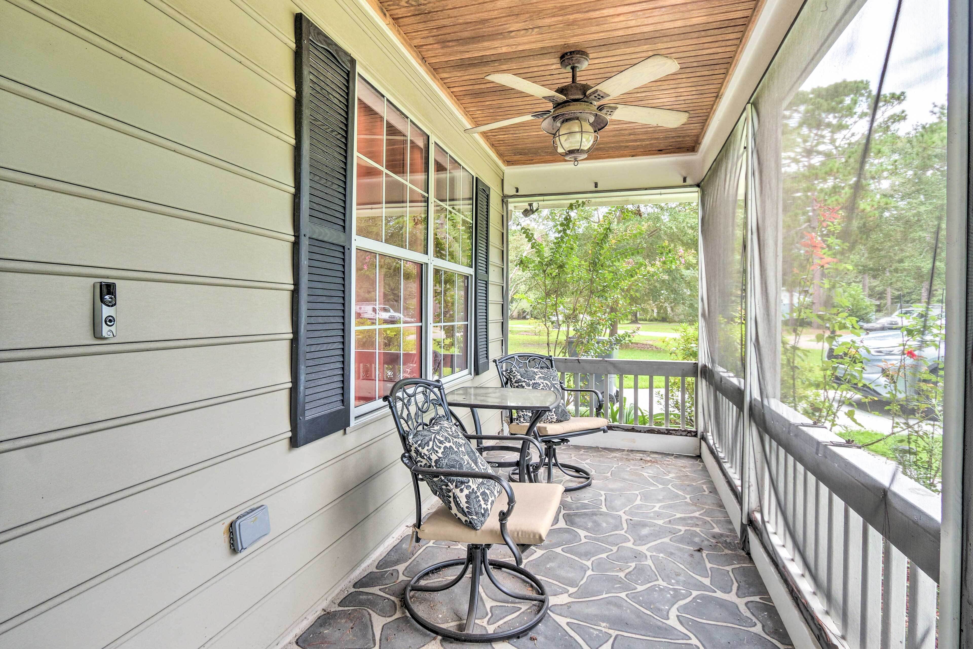Peaceful Beaufort Home w/ Front Porch + Grill