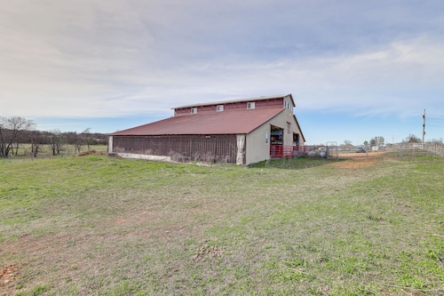 Pet-friendly Home: On-site Horse Stables & Trails!