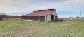 Pet-friendly Home: On-site Horse Stables & Trails!