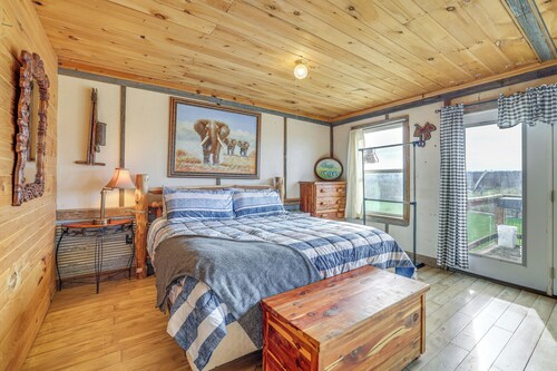 Pet-friendly Home: On-site Horse Stables & Trails!