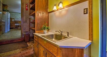 Peaceful Missouri Home, 25 Mi to Truman Lake!