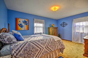 2 bedrooms, iron/ironing board, bed sheets - Peaceful Missouri Home, 25 Mi to Truman Lake! (Cole Camp)