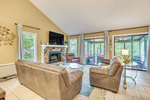 2 Decks & Pool Access: Osage Beach Retreat