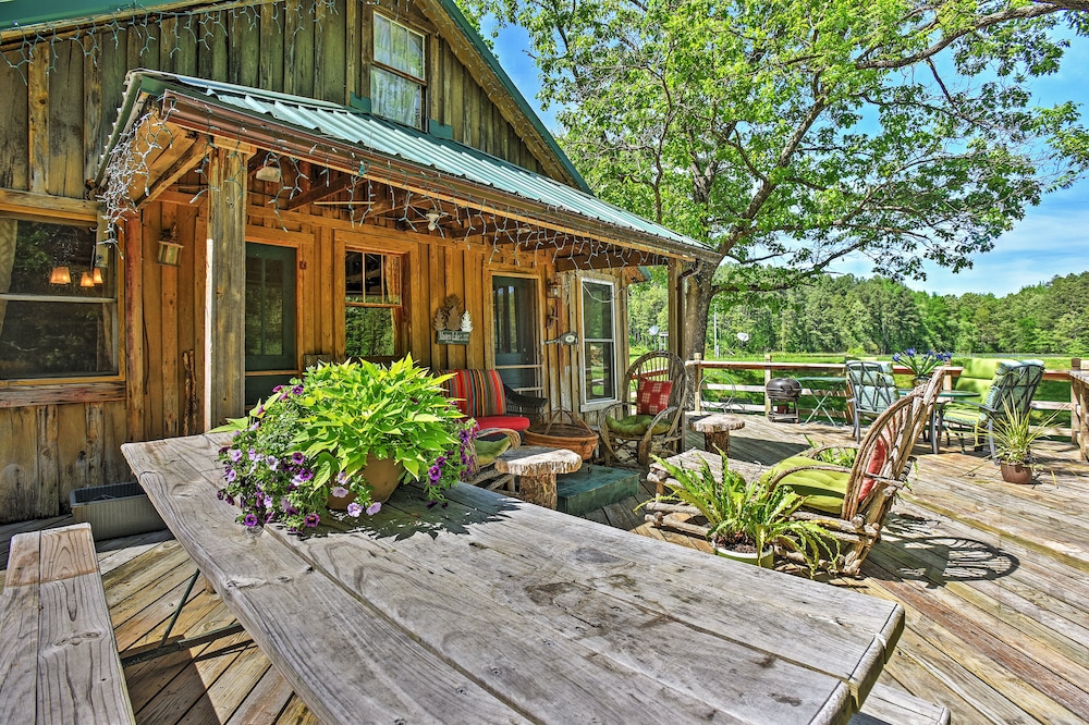 Private Getaway on 270 Acres w/ Lake: Swim & Canoe