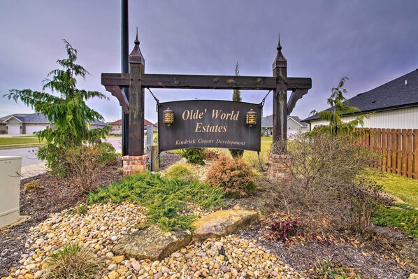 Schild für Olde' World Estates im Kindrick Counts Development.