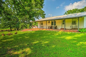 Interior - Quiet Country Home in Ava With Chic Interior! (Ava)