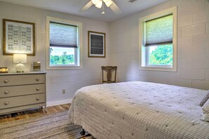 Interior - Quiet Country Home in Ava With Chic Interior! (Ava)