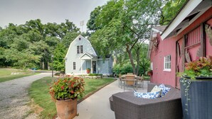 Une maison avec une véranda, du mobilier d’extérieur et un jardin.