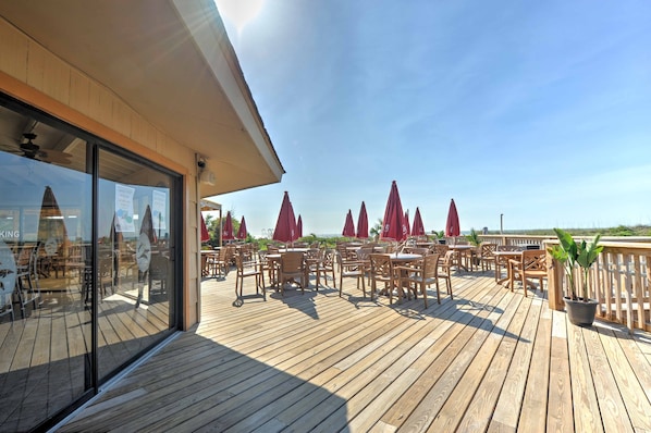 Outdoor dining - Resort Condo: Pools, Gym, Bar & Beach Access! (Hilton Head Island)