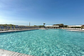 Outdoor pool - Resort Condo: Pools, Gym, Bar & Beach Access! (Hilton Head Island)
