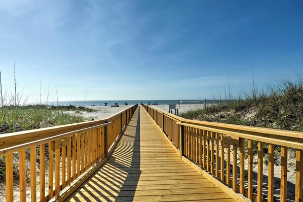 Beach - Resort Condo: Pools, Gym, Bar & Beach Access! (Hilton Head Island)
