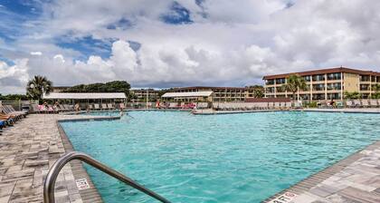 Walk to Folly Field Beach: Condo in Hilton Head!