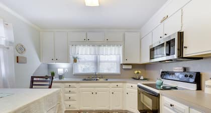 Rock Hill Cottage w/ Spacious Yard & Fire Pit!