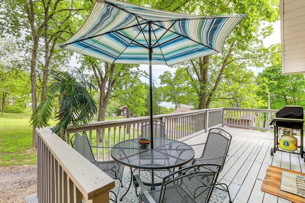Deck & Table Rock Lake View: Shell Knob Escape! - Emerald Beach, MO