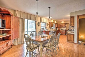 Enjoy meals in this well-appointed dining area with a large table and comfortable seating for six.