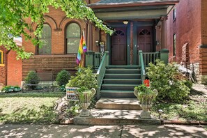 A brick building with a green front porch, a rainbow flag, and a welcome sign. - St Louis Retreat ~ 1 Mi to Botanical Garden (St. Louis)