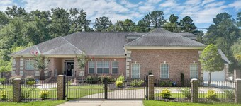 4 Mi to Dtwn: Simplistic Summerville Studio