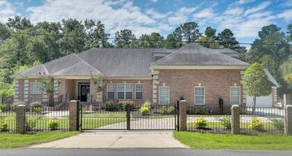 4 Mi to Dtwn: Simplistic Summerville Studio