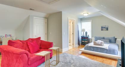 4 Mi to Dtwn: Simplistic Summerville Studio