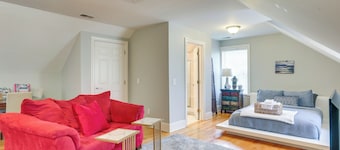 4 Mi to Dtwn: Simplistic Summerville Studio