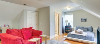 4 Mi to Dtwn: Simplistic Summerville Studio