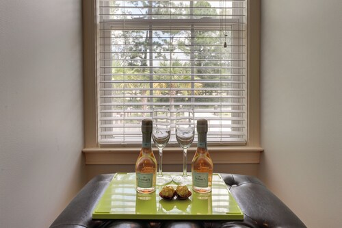 4 Mi to Dtwn: Simplistic Summerville Studio