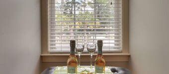 4 Mi to Dtwn: Simplistic Summerville Studio