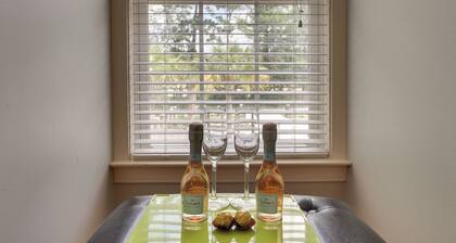 4 Mi to Dtwn: Simplistic Summerville Studio