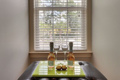 4 Mi to Dtwn: Simplistic Summerville Studio