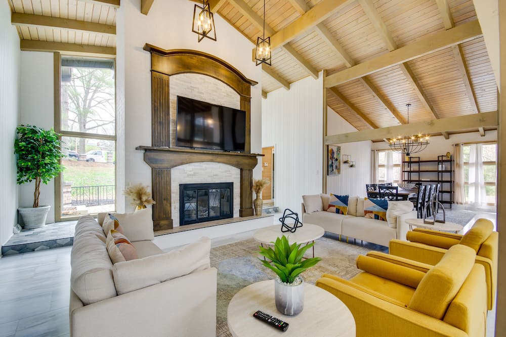 Sprawling Jefferson City Villa: Indoor Pool, Creek