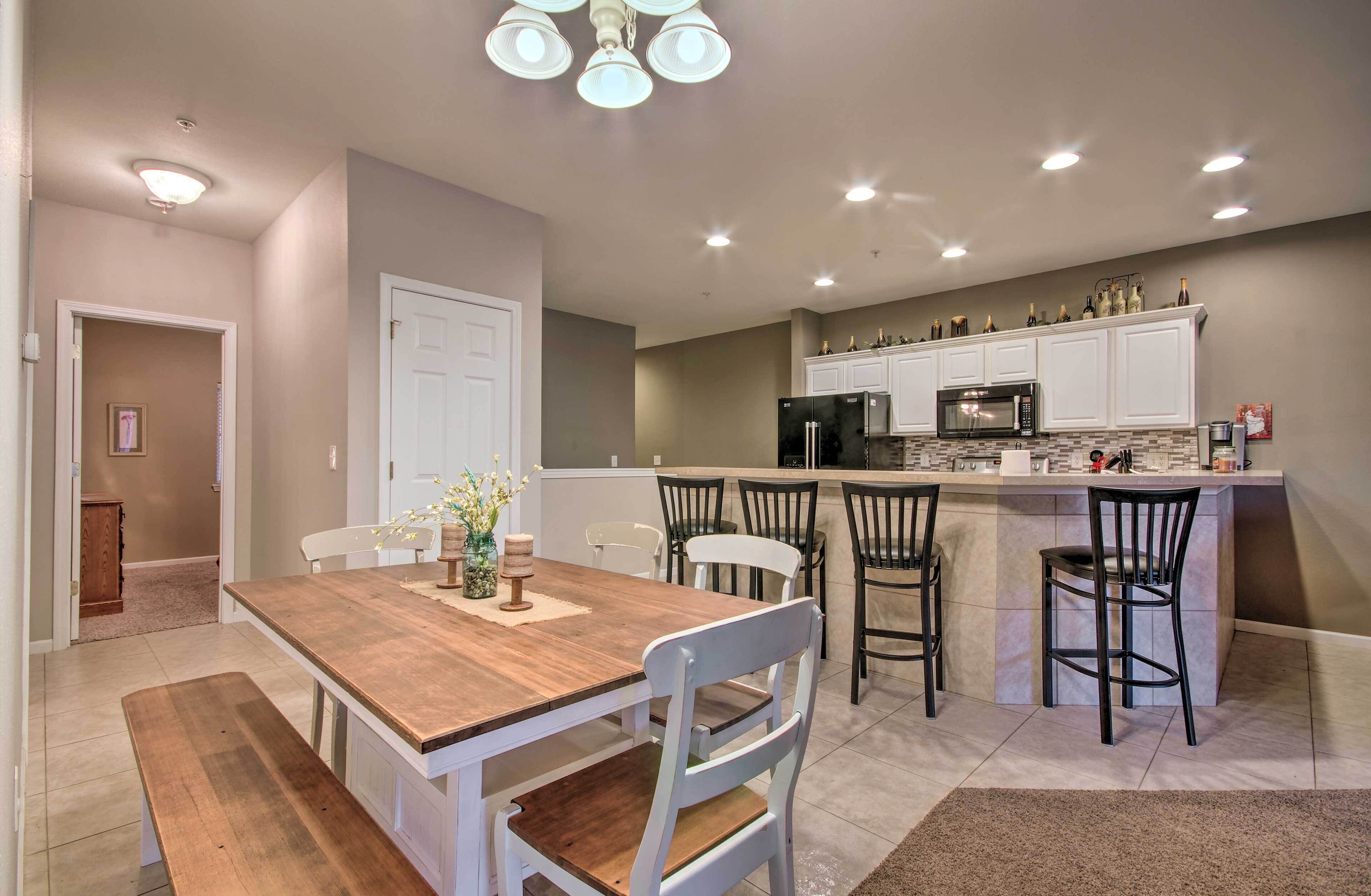 Spacious Lakefront Condo w/ Community Pools!