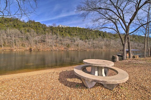 Rustic Hollister Cabin - 5 Mi to Downtown Branson