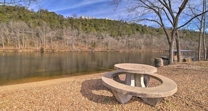 Rustic Hollister Cabin - 5 Mi to Downtown Branson