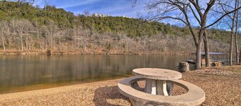 Rustic Hollister Cabin - 5 Mi to Downtown Branson
