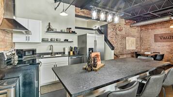 Apartment (0 Bedroom) | Private kitchen | Microwave, oven, stovetop, dishwasher