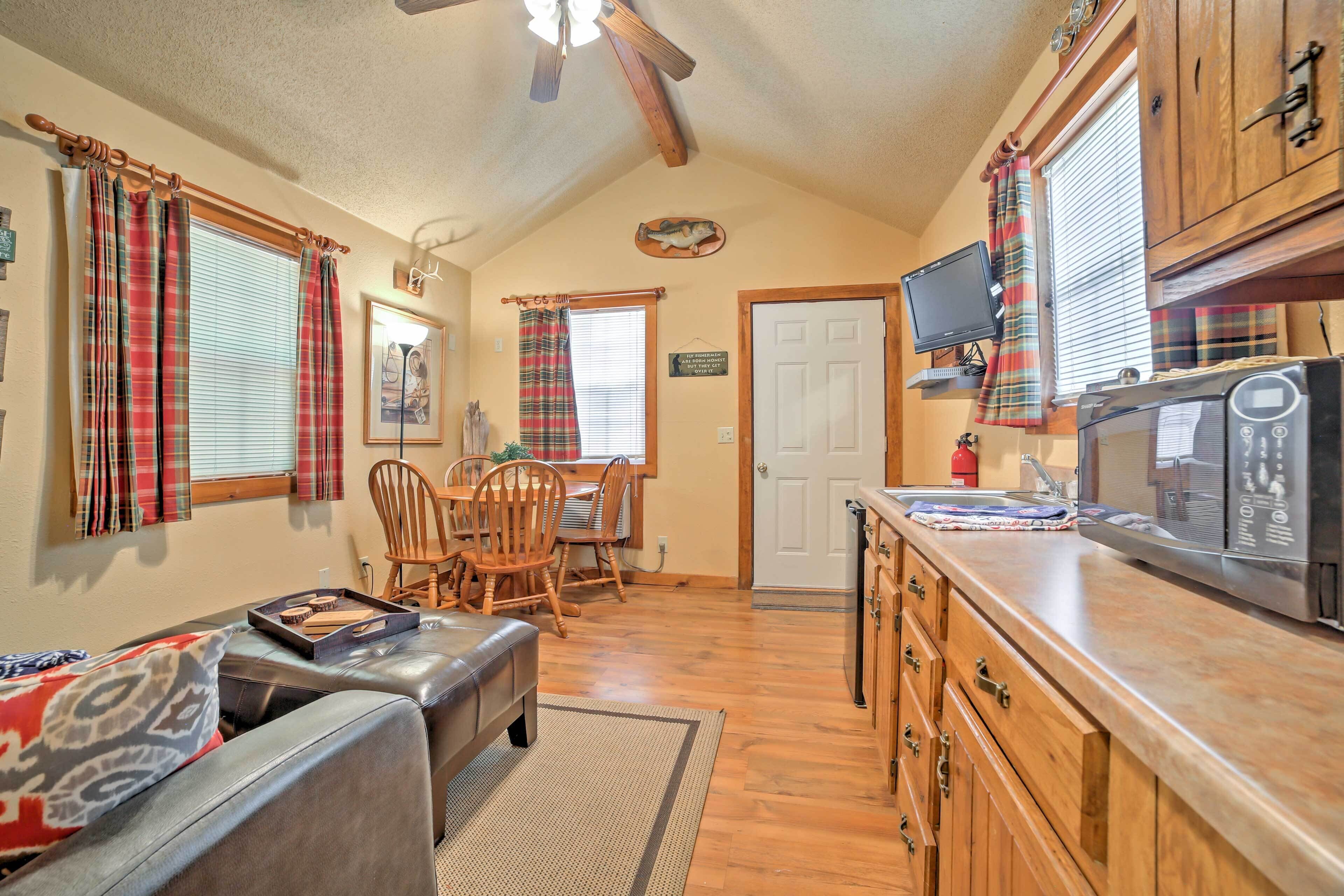 Branson Cabin w/ Deck Near Table Rock Lake!