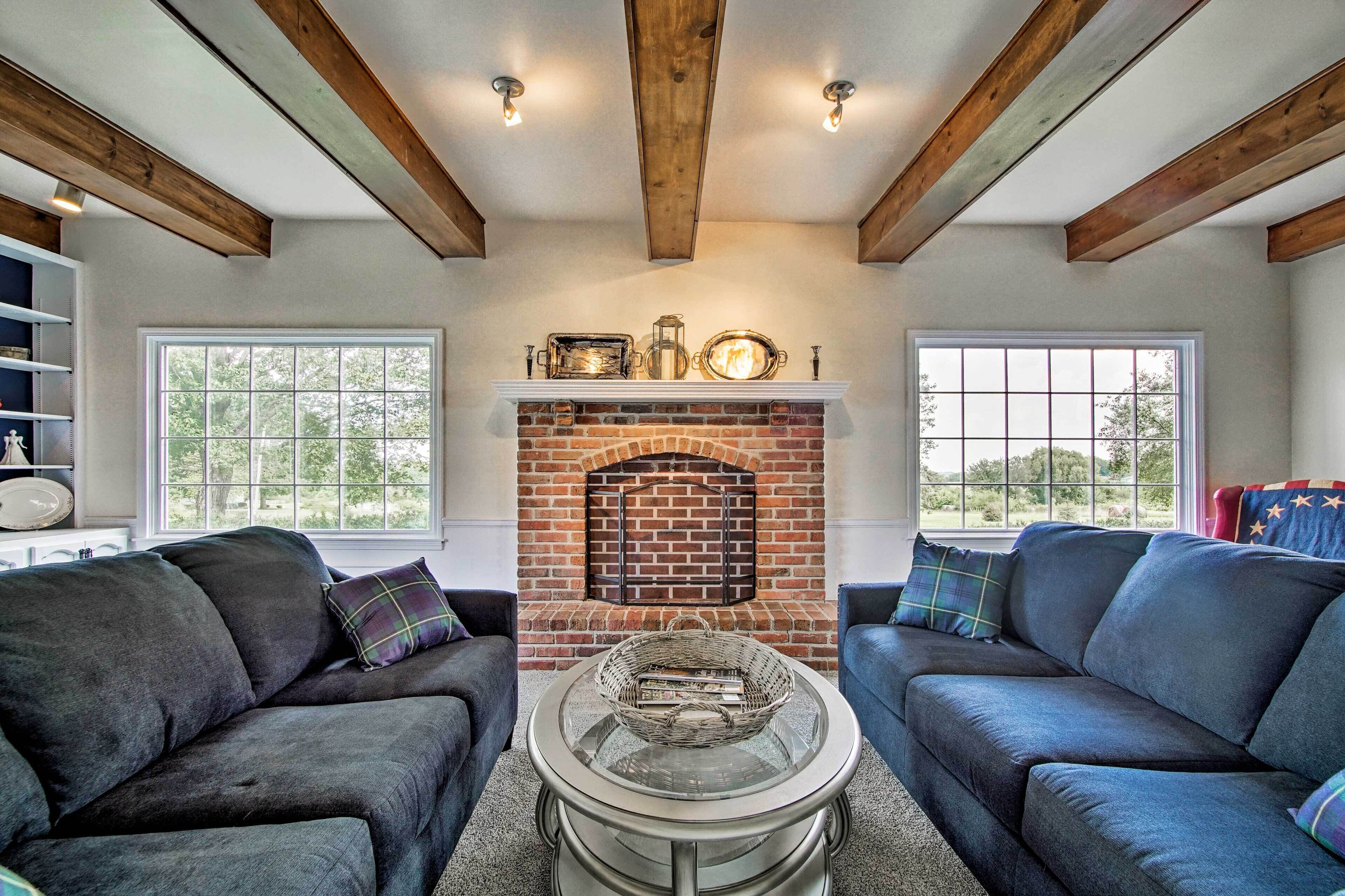 Remodeled Historic Farmhouse ~20 Mi to KC!