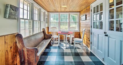 Remodeled Historic Farmhouse ~ 20 Mi to KC!