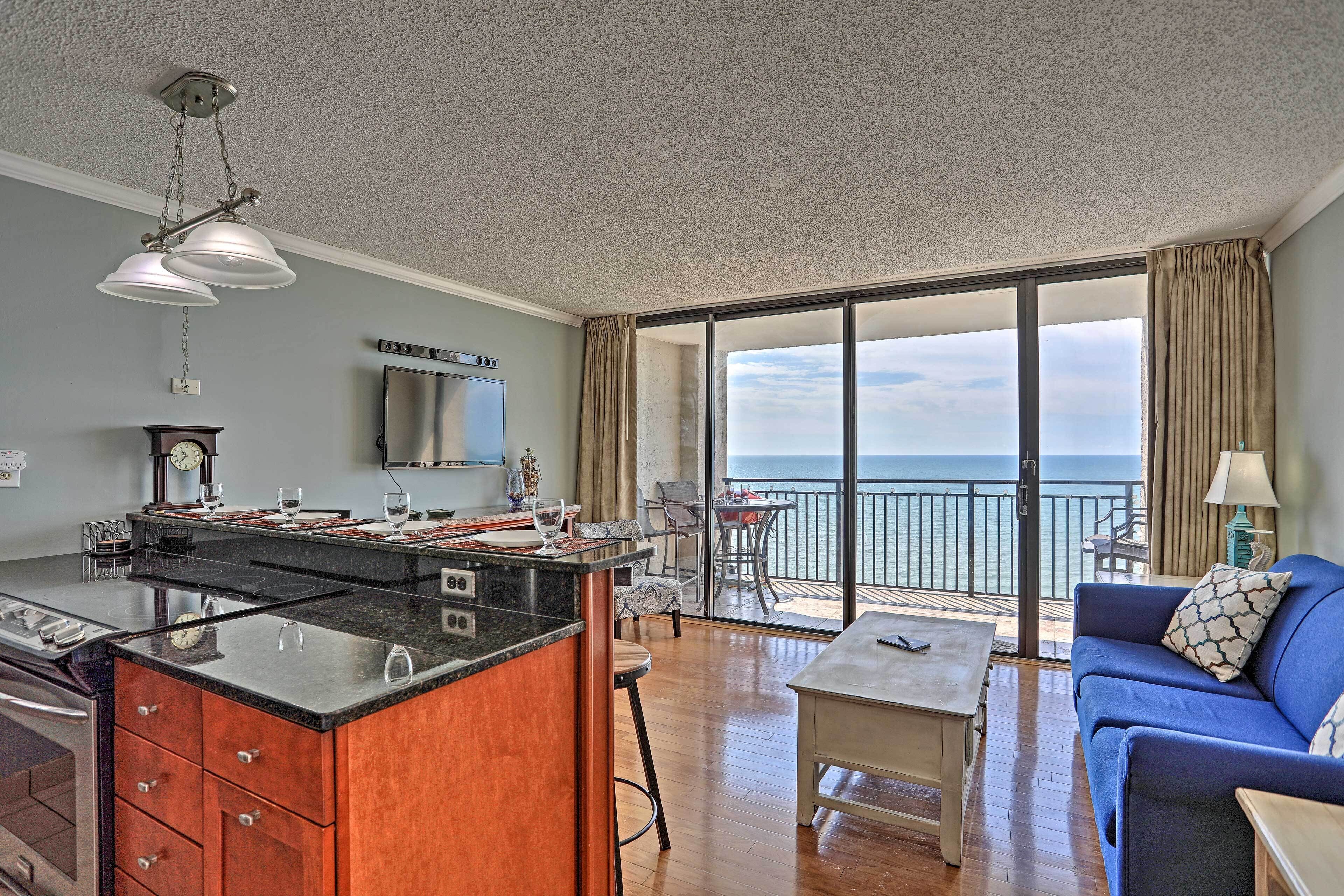 Romantic Summer Getaway w/ Community Pool Access