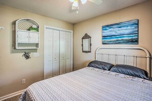 1 bedroom, iron/ironing board, bed sheets - Sunny N Myrtle Condo w/ Pool < 2 Mi to Beach! (North Myrtle Beach)