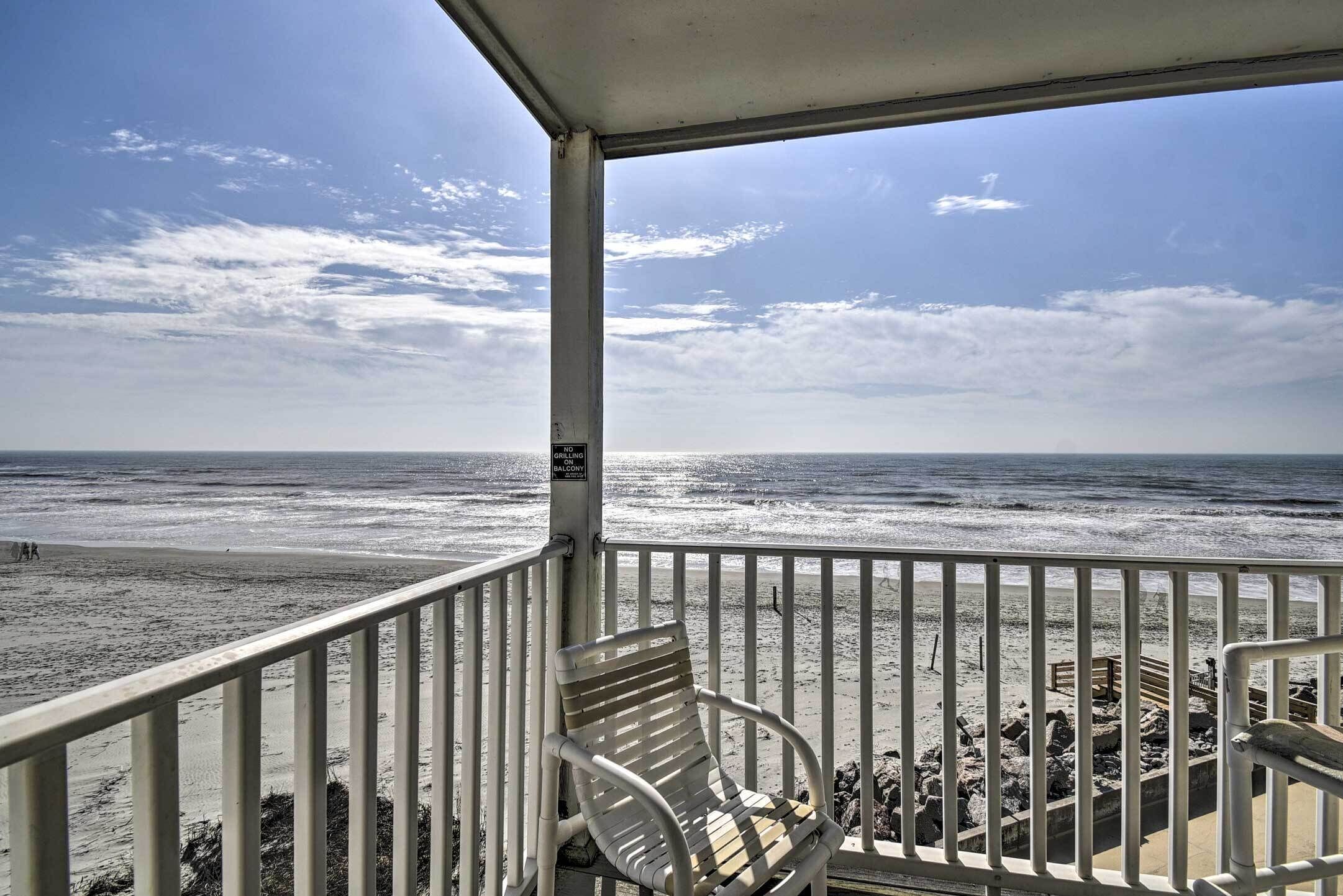 Sun-dappled Condo w/ Balcony & Secluded Beach!