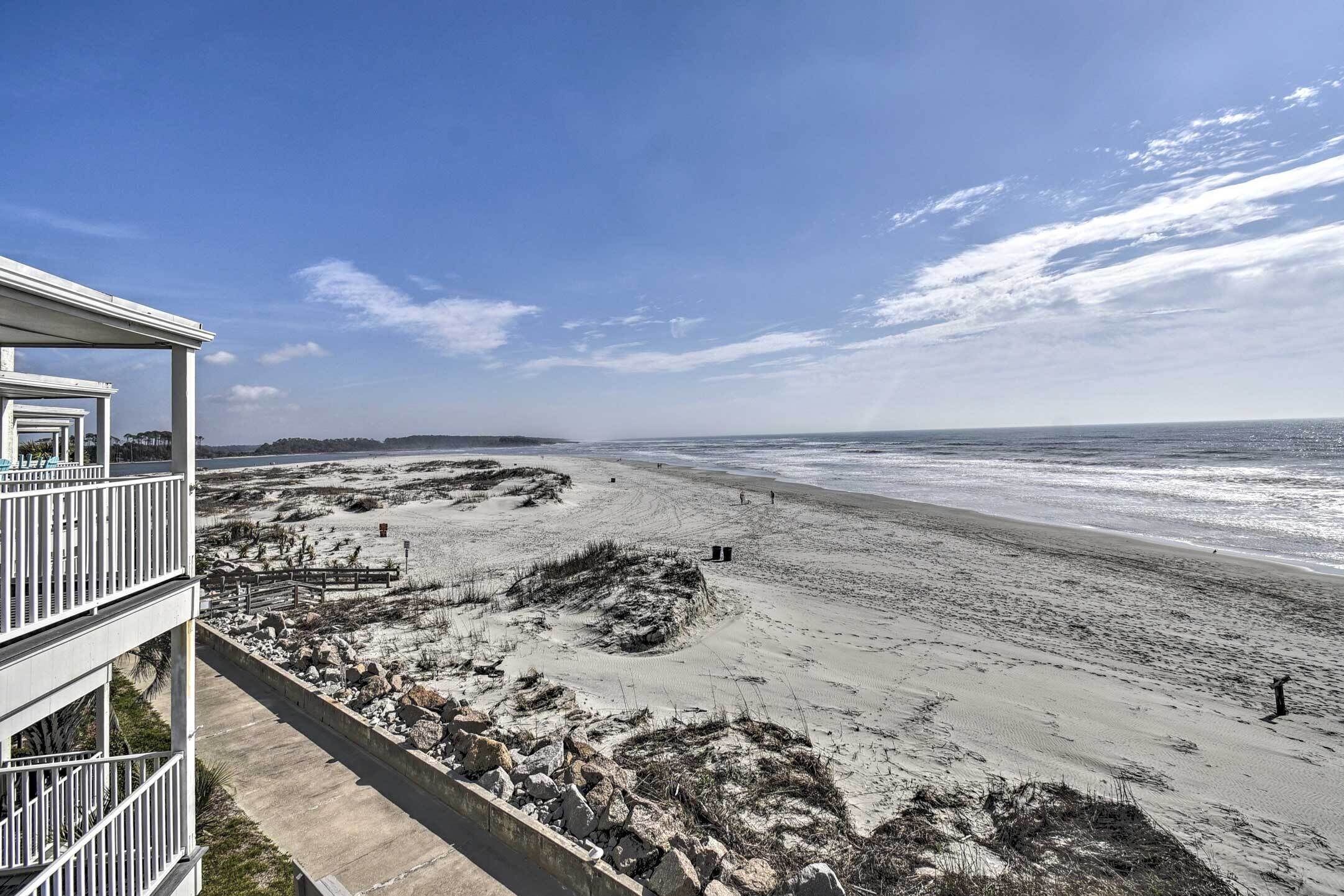 Sun-dappled Condo w/ Balcony & Secluded Beach!