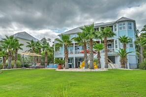 House (4 Bedrooms) | Interior - Spacious Lakefront Retreat w/ Fishing Dock & Deck! (Murrells Inlet)