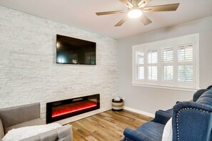 House (2 Bedrooms) | Interior - Step-free Home w/ Fire Pit - 3 Miles to Usc! (Columbia)