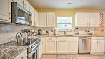 House (5 Bedrooms) | Interior