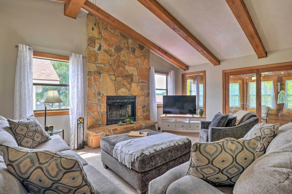 Table Rock Lake Getaway w/ Fire Pit & Deck!
